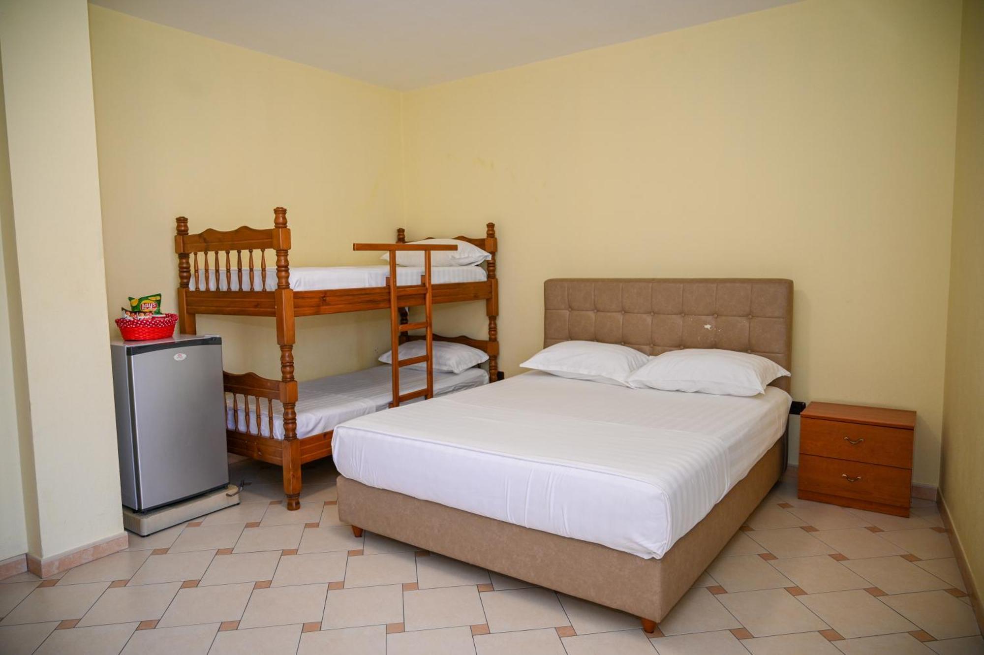 Hotel Vila Emes Дуррес Экстерьер фото